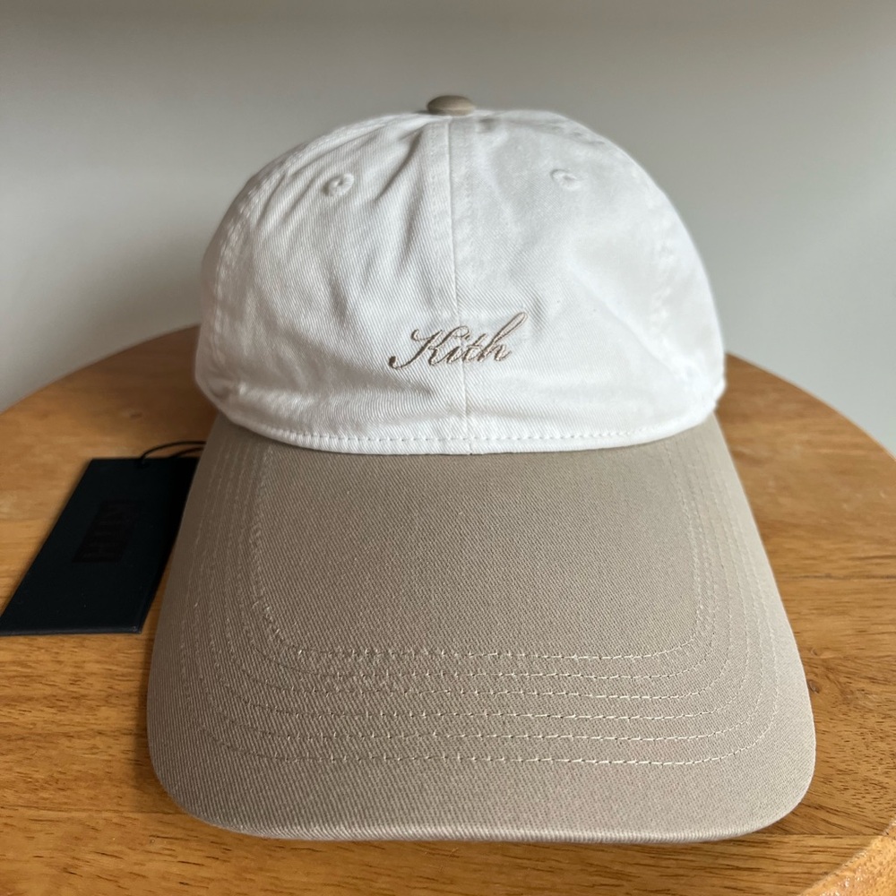KITH SCRIPT LONG BILL CAP - CANVAS (WHITE AND TAN)